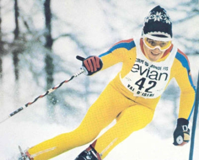 Skirennläufer in gelbem Rennanzug mit Startnummer 42 beim Slalom
